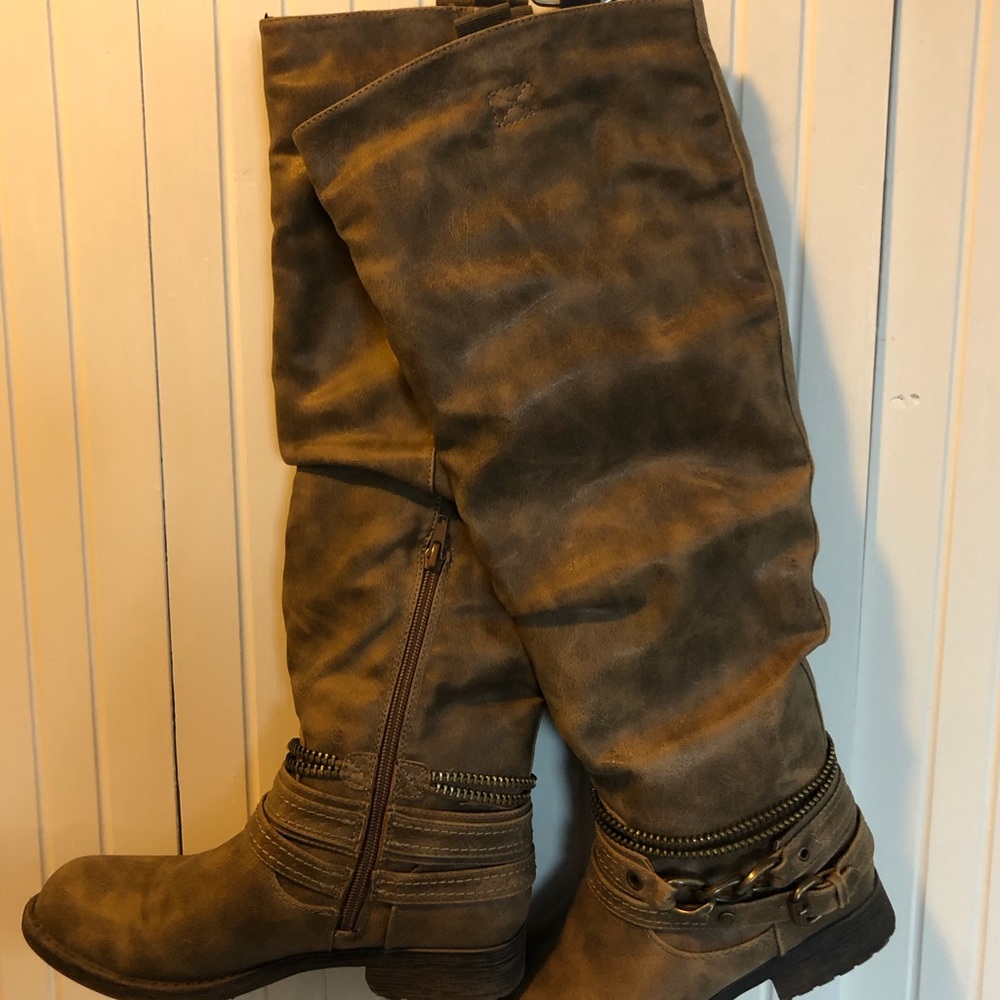 Taupe/light brown